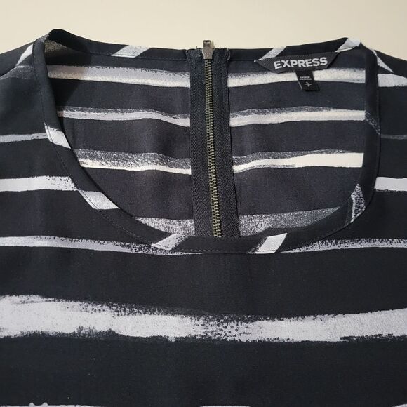 Express Women's Black White Round Neck Striped Top - Picture 11 of 14